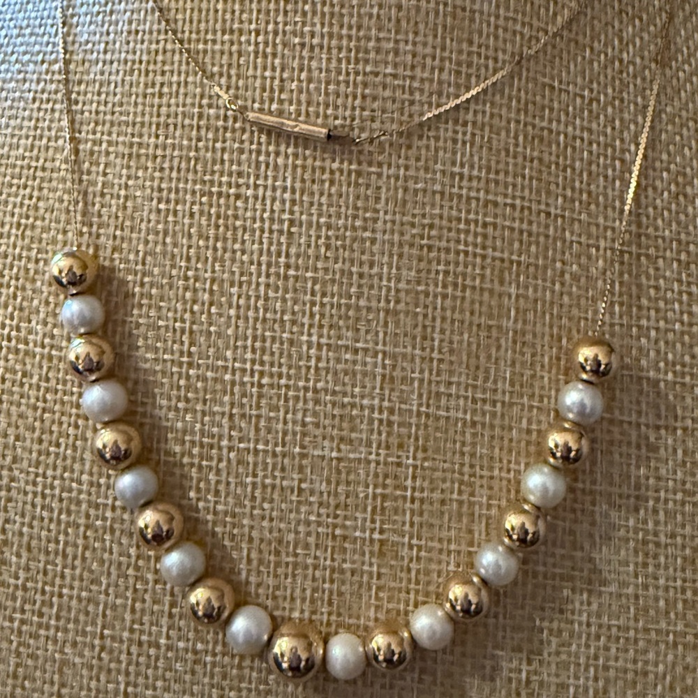 Elegant Gold and Pearl Necklace